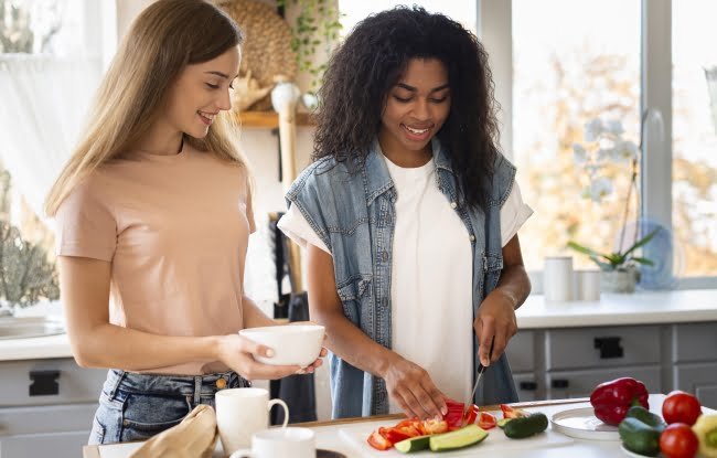 Coliving entre femmes : 6 activités à faire ensemble pour renforcer les liens ! 7 Deux belles femmes en train de cuisiner