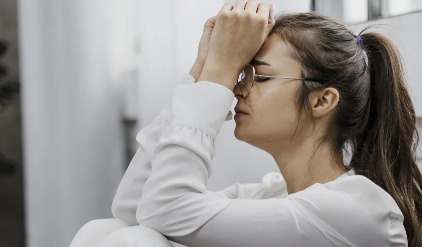 Colocation mixte femme se sentant triste