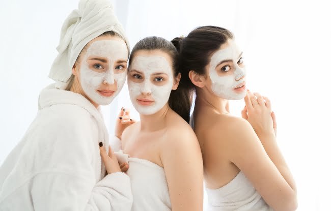 Coliving entre femmes : 6 activités à faire ensemble pour renforcer les liens ! 4 Jeunes femmes avec un masque beauté sur le visage : idée d'activité pour un Coliving entre femmes