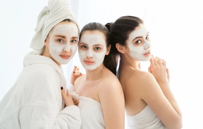 Coliving entre femmes : 6 activités de groupe | Flatzen 2 Jeunes femmes avec un masque beauté sur le visage : idée d'activité pour un Coliving entre femmes