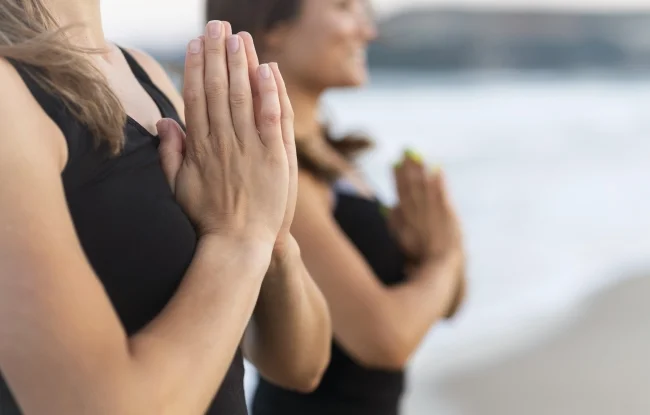 Coliving entre femmes : 6 activités de groupe | Flatzen 4 Séance de yoga, une activité à faire en Coliving entre femmes