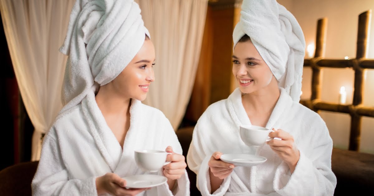 Coliving à Mantes-la-Jolie : 4 bonnes raisons de se lancer ! 4 Deux femmes prêtes pour une séance de sauna : un des avantages du Coliving à Mantes-la-Jolie