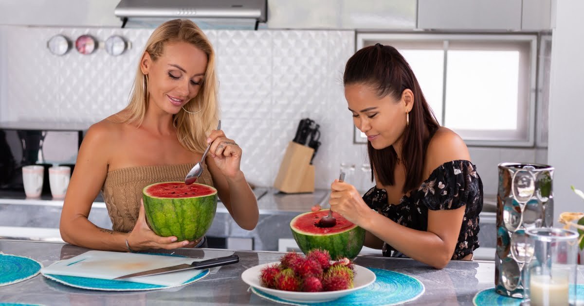 Coliving à Mantes-la-Jolie : 4 bonnes raisons de se lancer ! 3 Deux femmes dans une cuisine