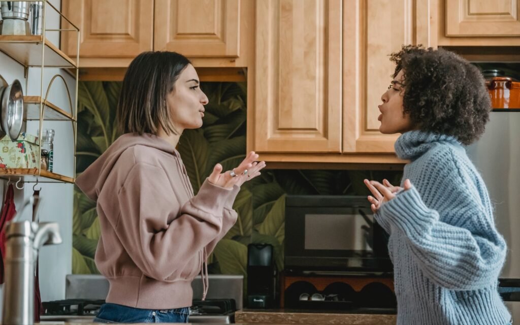 Faire face à un colocataire désordonné : solutions et stratégies 6 Stratégies pour vivre avec un colocataire désordonné