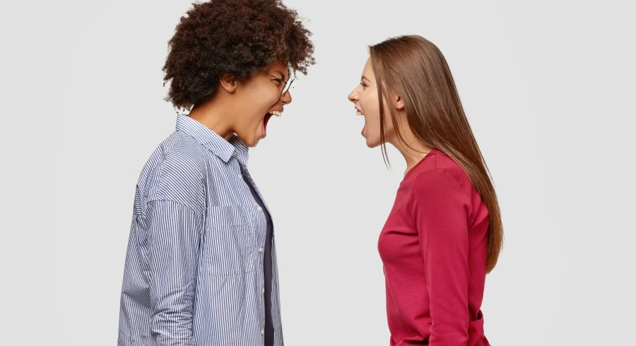 Deux personnes se disputant