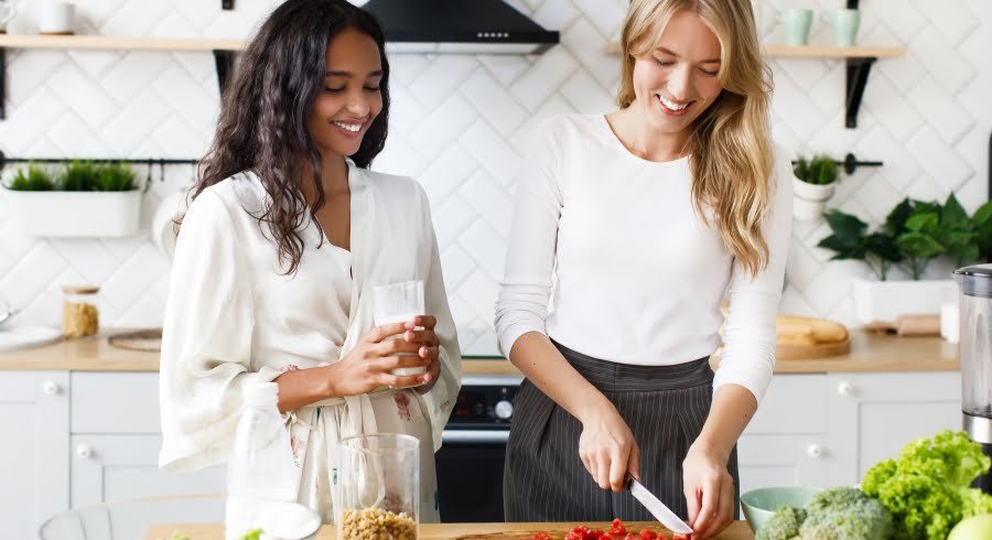 6 façons amusantes de briser la glace pour faire connaissance avec son nouveau colocataire 5 cuisiner avec son nouveau colocataire