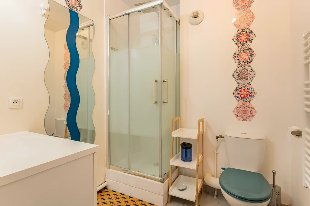Salle d'eau avec douche et WC, colocation FlatZen Cergy-le-Haut